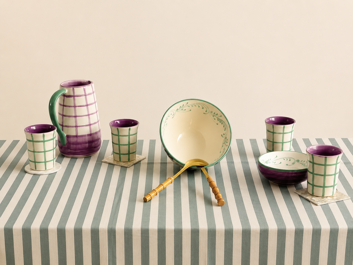 Mesa decorada con los vasos esmeralda