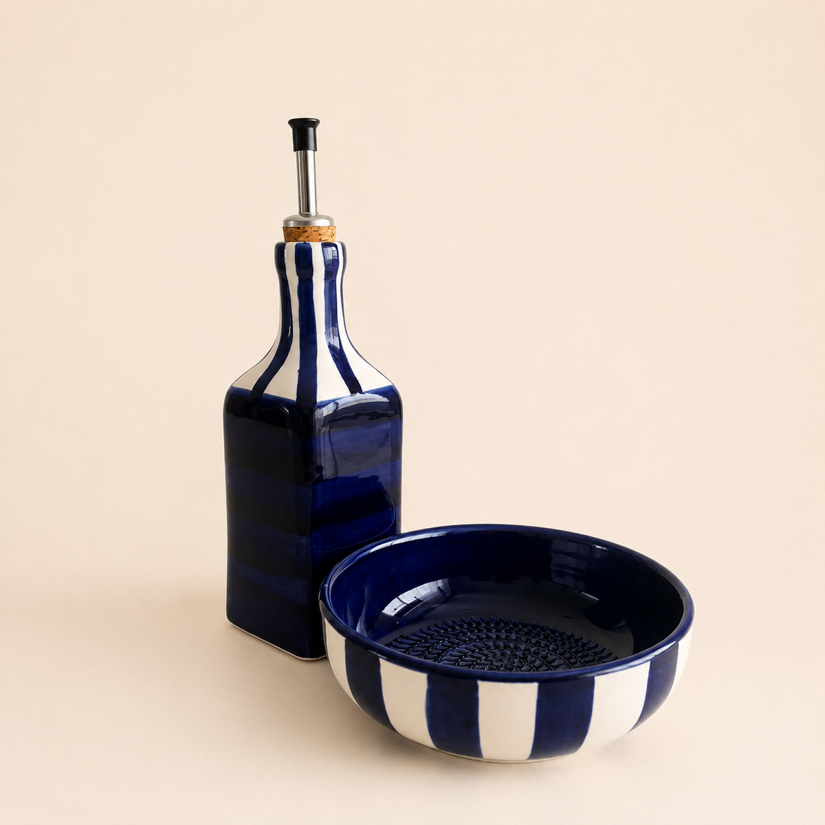 Aceitera de cerámica azul y blanca a rayas con dosificador. Una pieza funcional y decorativa de inspiración mediterránea para vestir tu cocina y tu mesa.
