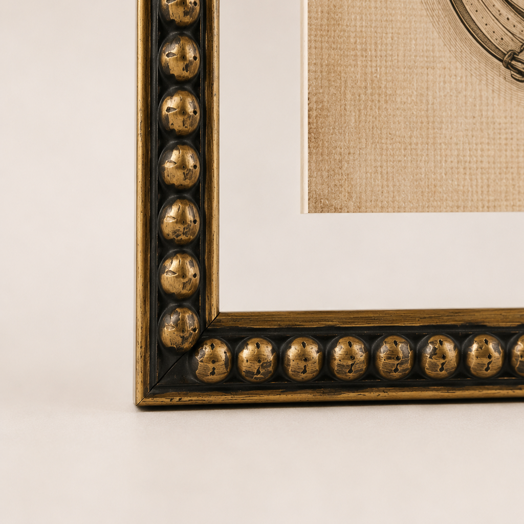 Detalle de esquina cristal y paspartú de la colección de laminas enmarcadas, de herrajes ecuestres de Arate Estudio