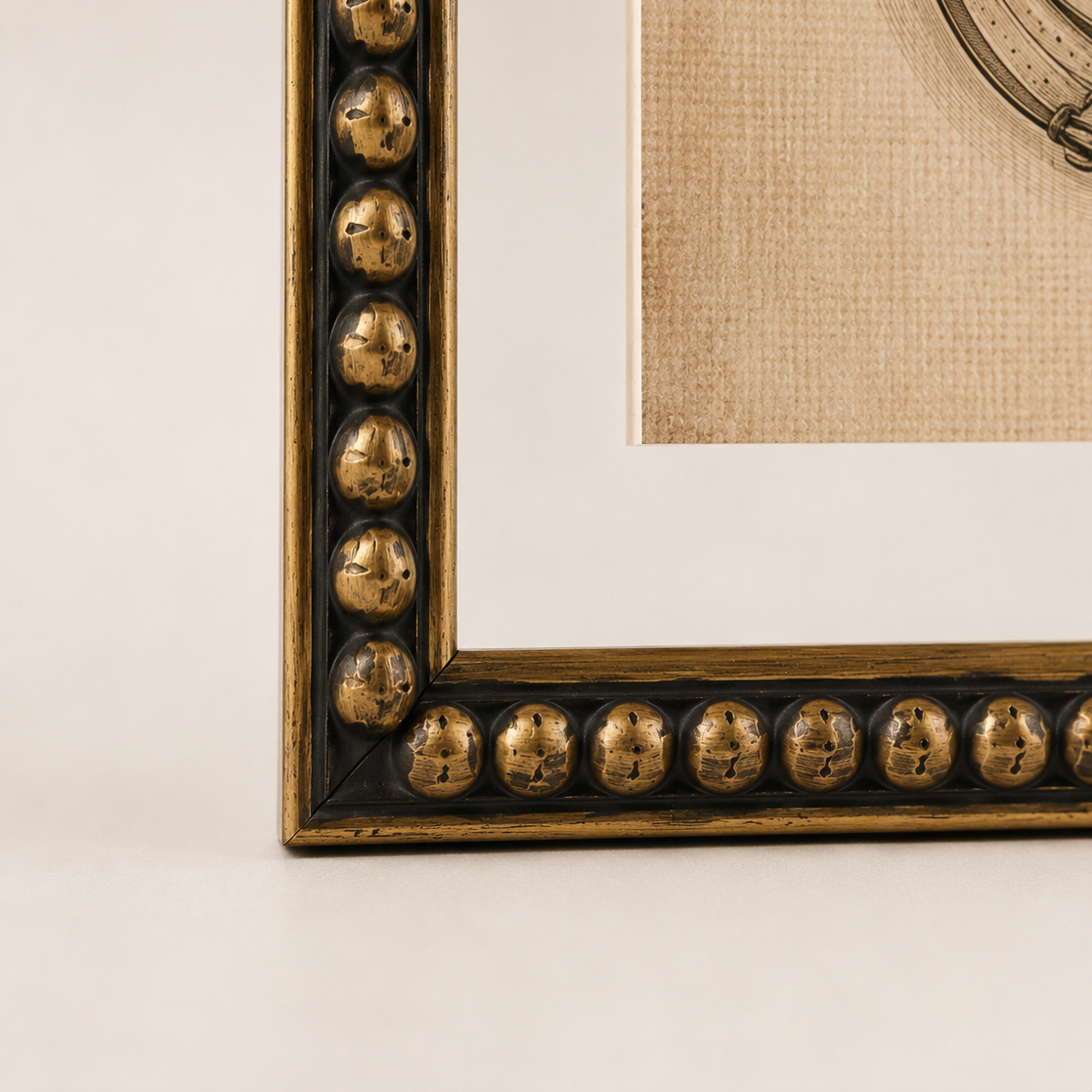 Detalle de esquina cristal y paspartú de la colección de laminas enmarcadas, de herrajes ecuestres de Arate Estudio