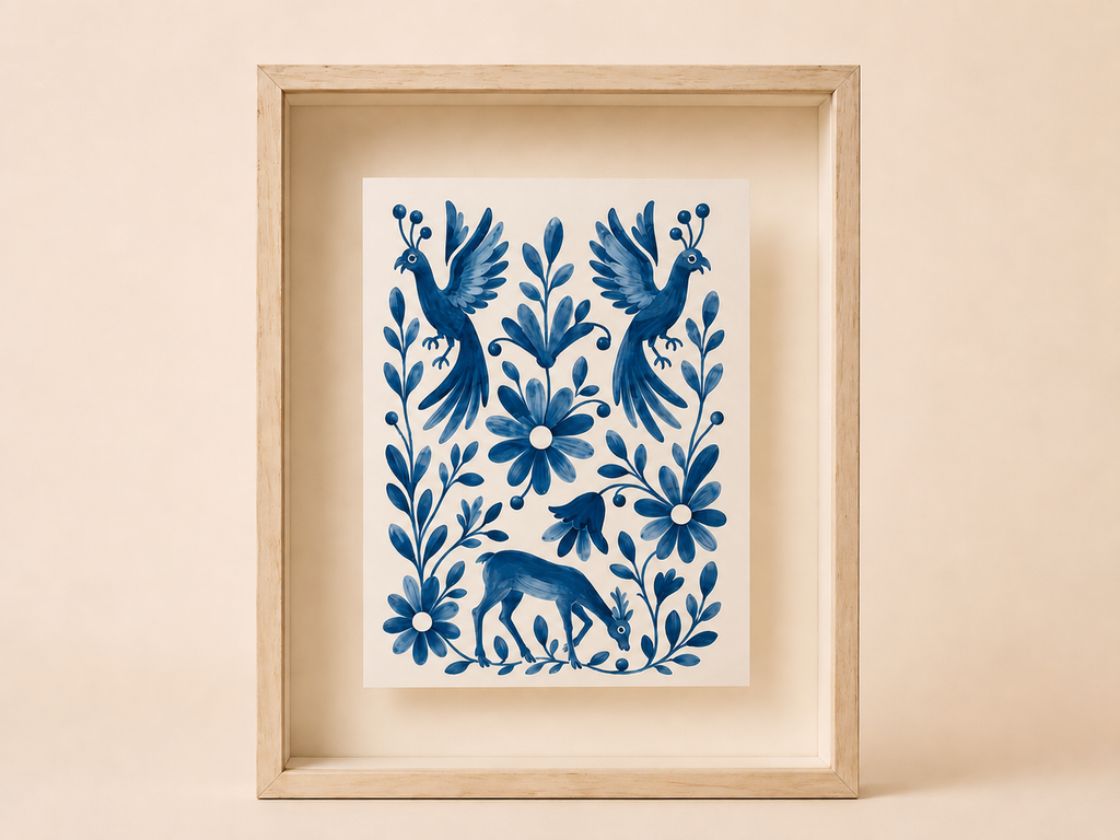 Lámina enmarcada Inspiración Otomí en color azul con marco de madera maciza de pino y montaje tipo vitrina.