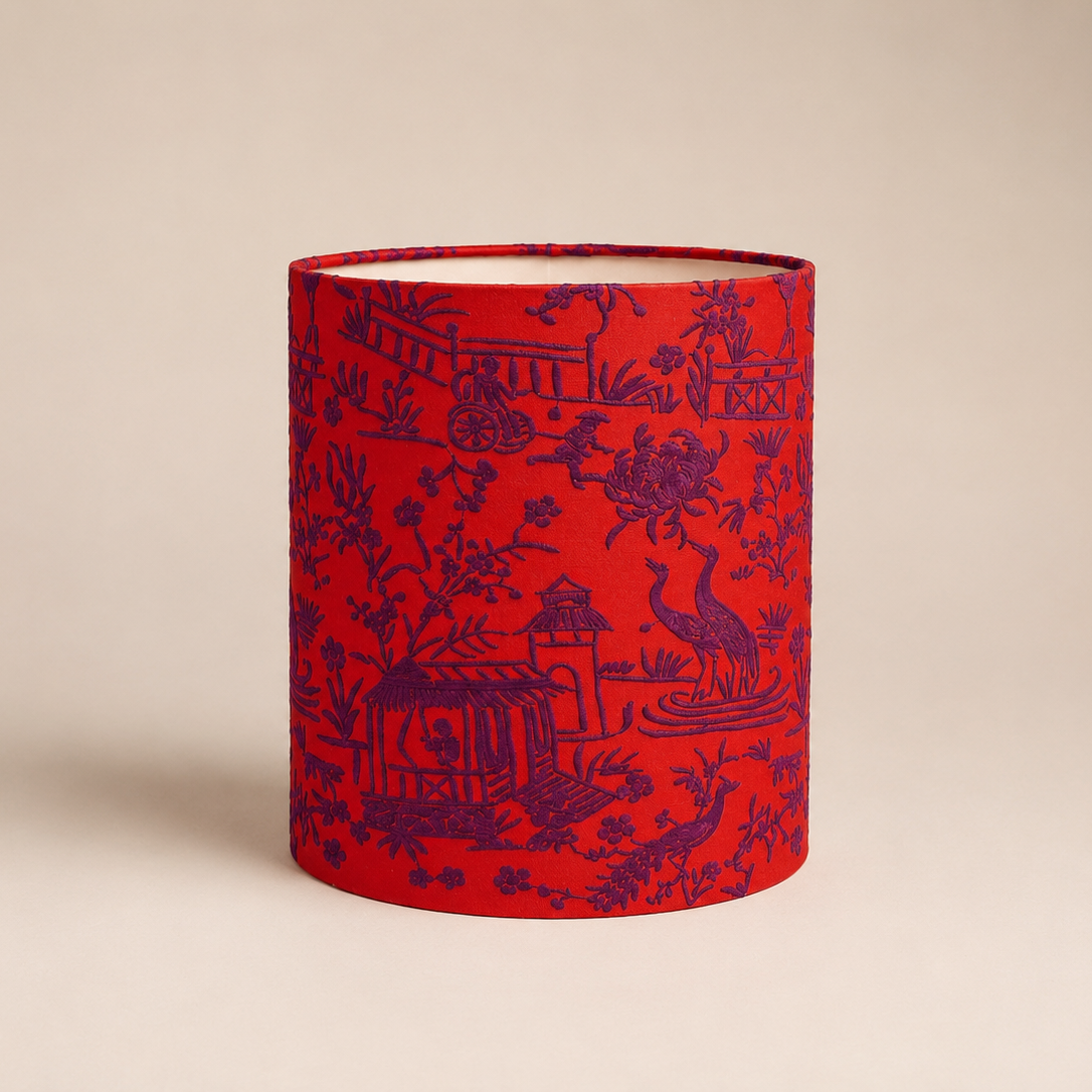 Pantalla de lámpara con bordado oriental aportando textura, calidez y personalidad a un interior sofisticado de inspiración mediterránea.