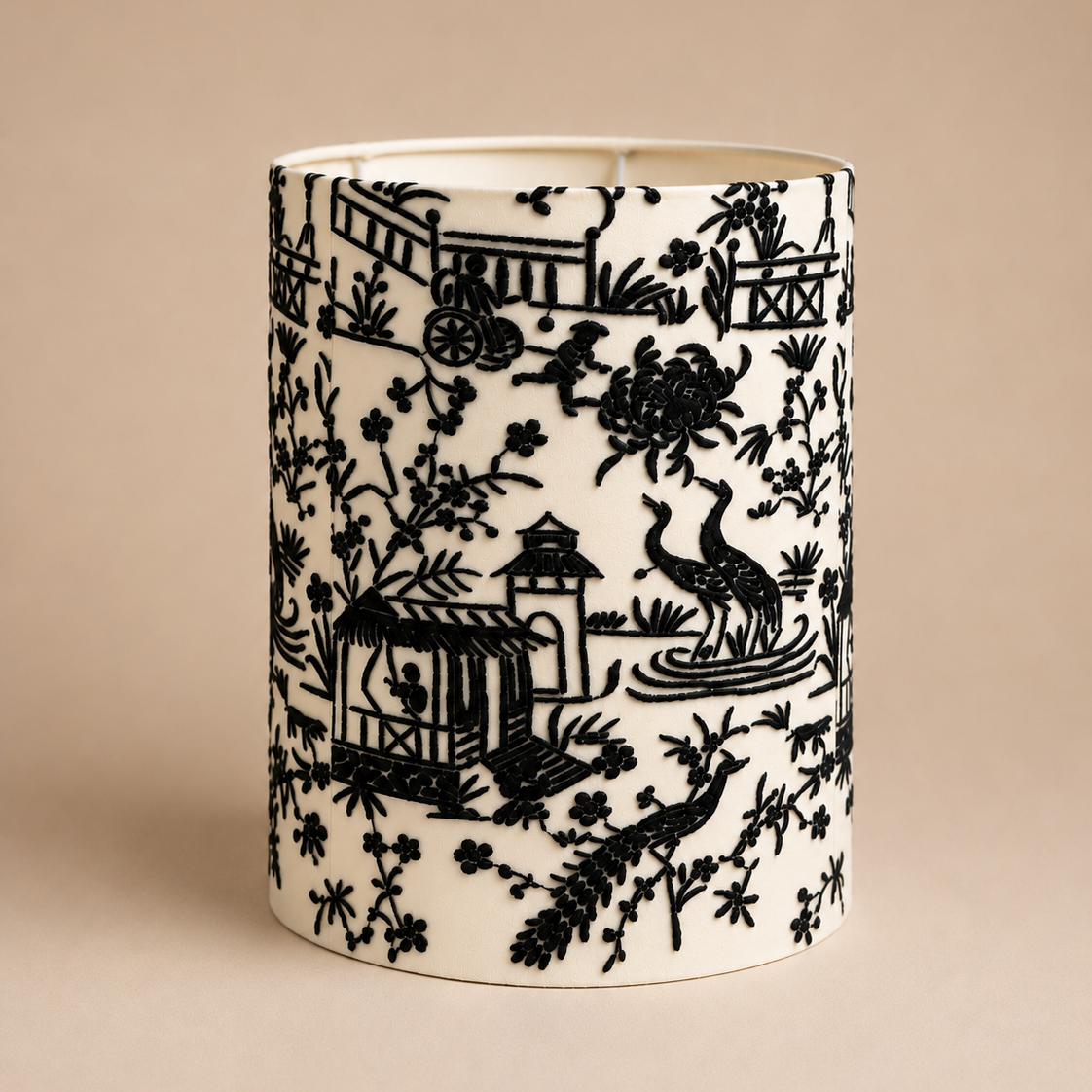 Pantalla de bordado oriental elaborada artesanalmente, integrada en un salón elegante de estilo mediterráneo y atemporal.
